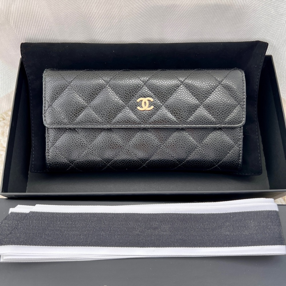 CHANEL Classic Caviar Quilted CC Continental Wallet